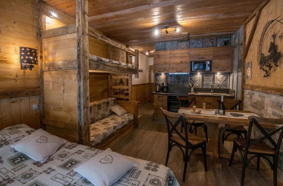 Kitchen or kitchenette, Dining area, Bedroom