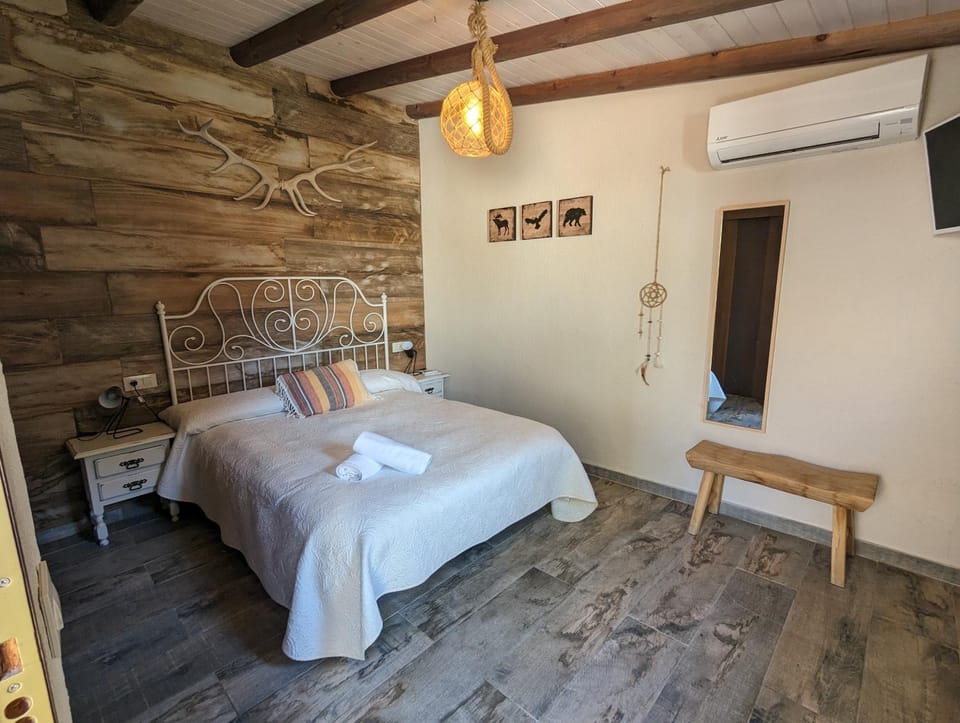 Bed, Photo of the whole room, air conditioner