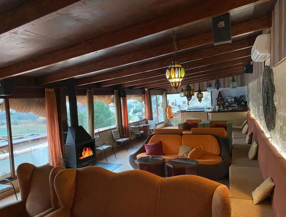 Lounge or bar, Seating area, flat iron