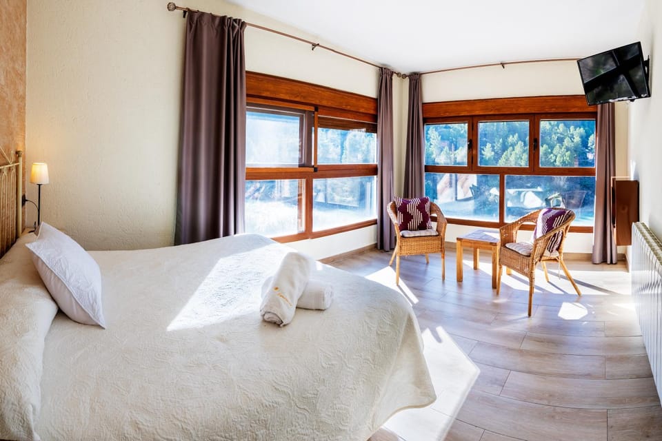 Bed, Photo of the whole room, Seating area, Bedroom