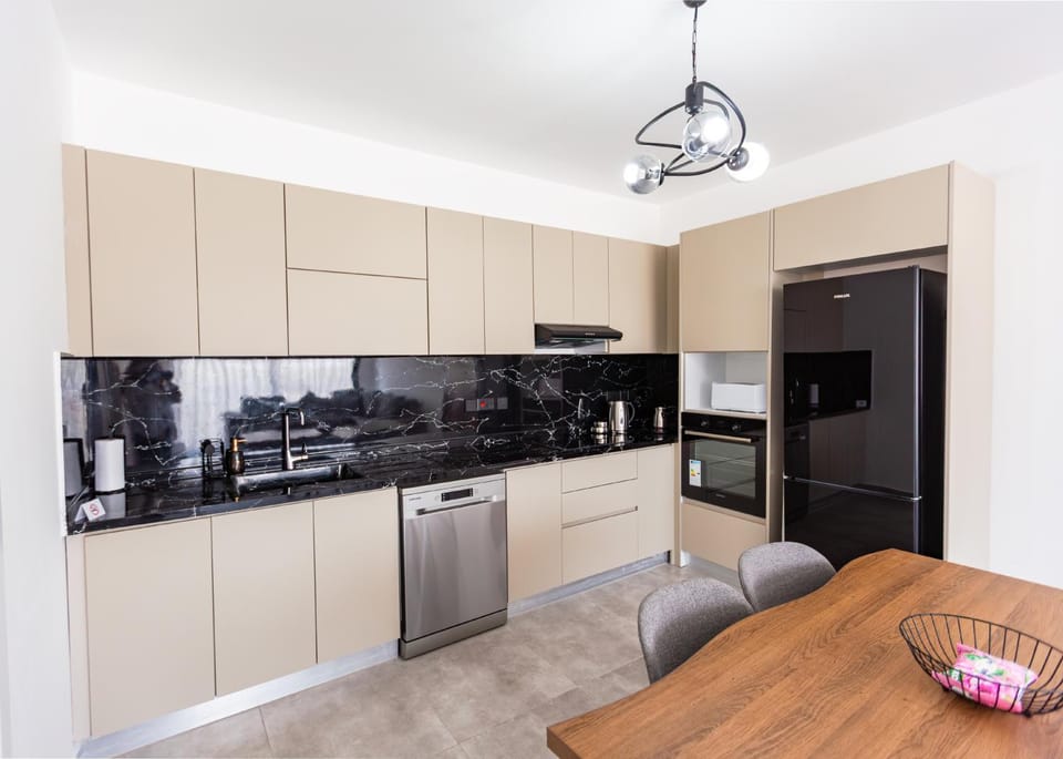 Kitchen or kitchenette, Kitchen or kitchenette, Dining area, dishwasher, oven, stove