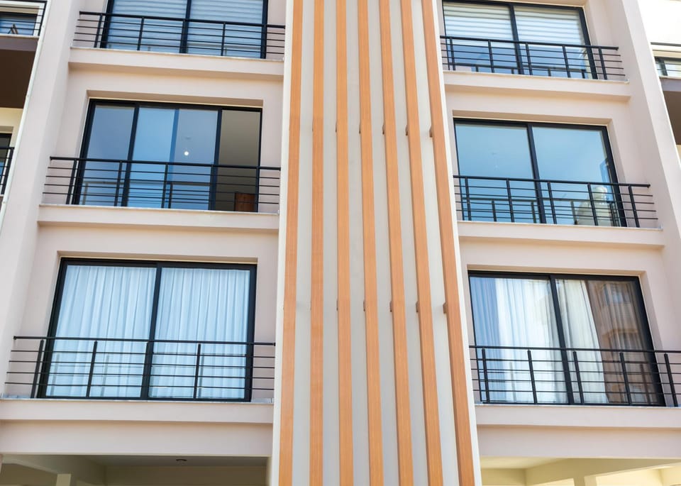 Property building, Day, Balcony/Terrace