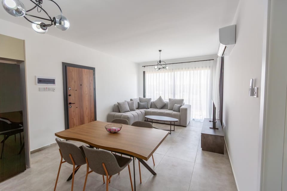 Bed, TV and multimedia, Kitchen or kitchenette, Living room, Photo of the whole room, Seating area, Dining area