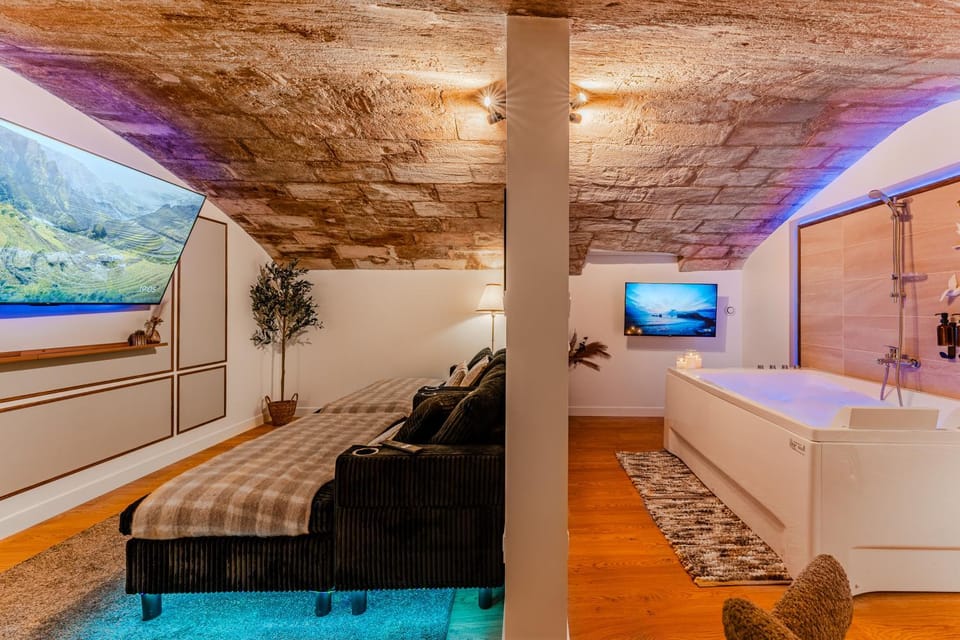 Hot Tub, TV and multimedia