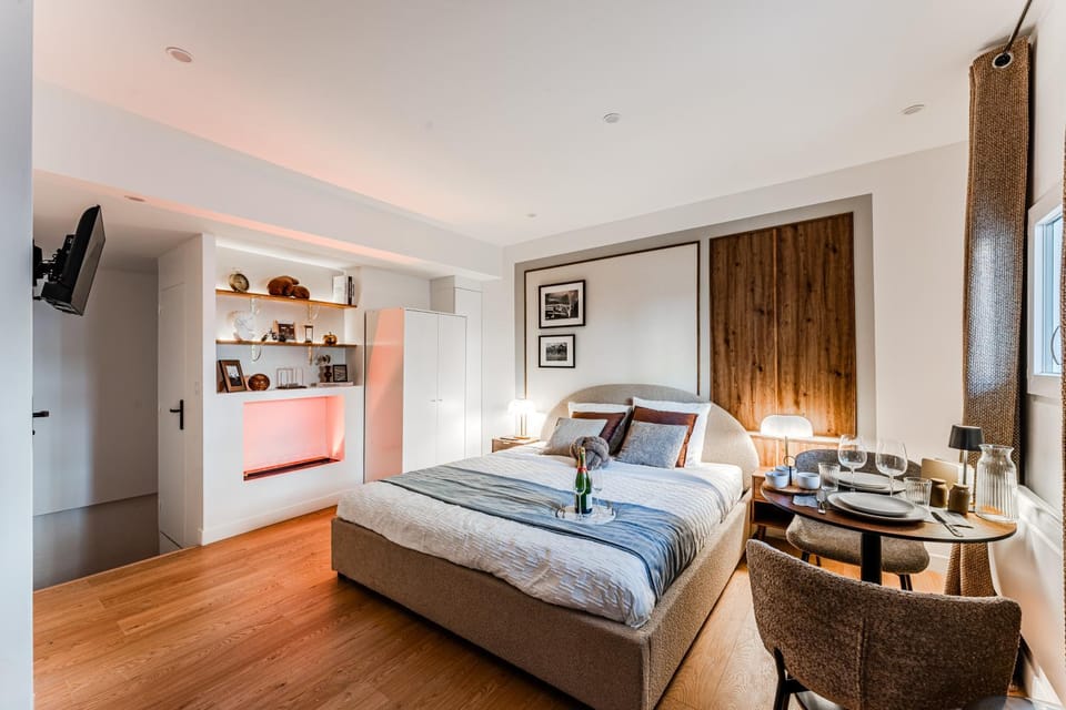 Bed, Dining area, Bedroom, fireplace, internet