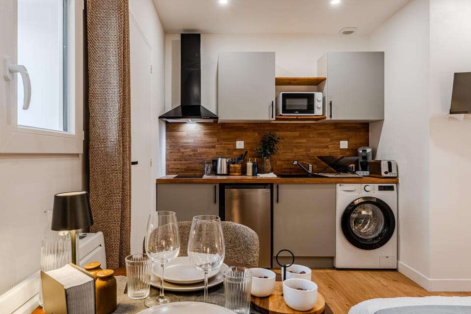 Kitchen or kitchenette, Dining area, washing machine, dryer