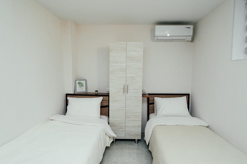 Bed, Photo of the whole room, Bedroom, air conditioner