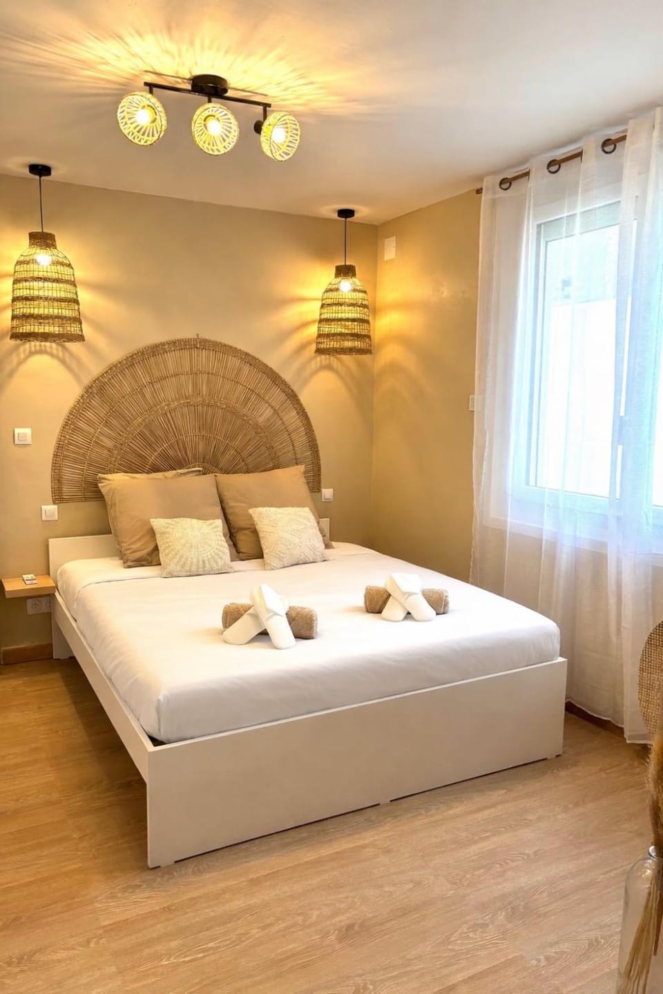 Bed, Photo of the whole room, Bedroom