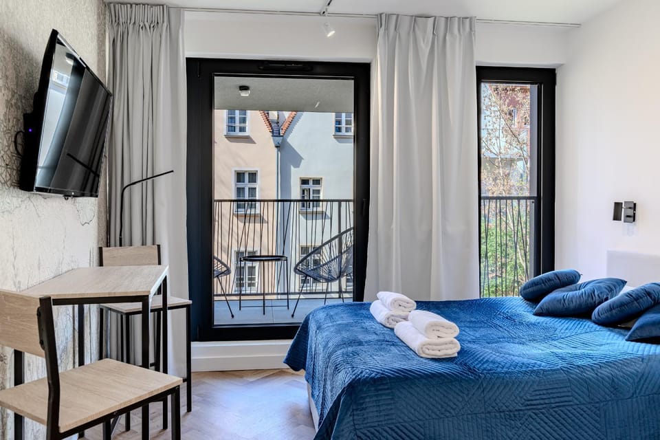 Bed, TV and multimedia, Balcony/Terrace, Living room, Photo of the whole room, towels