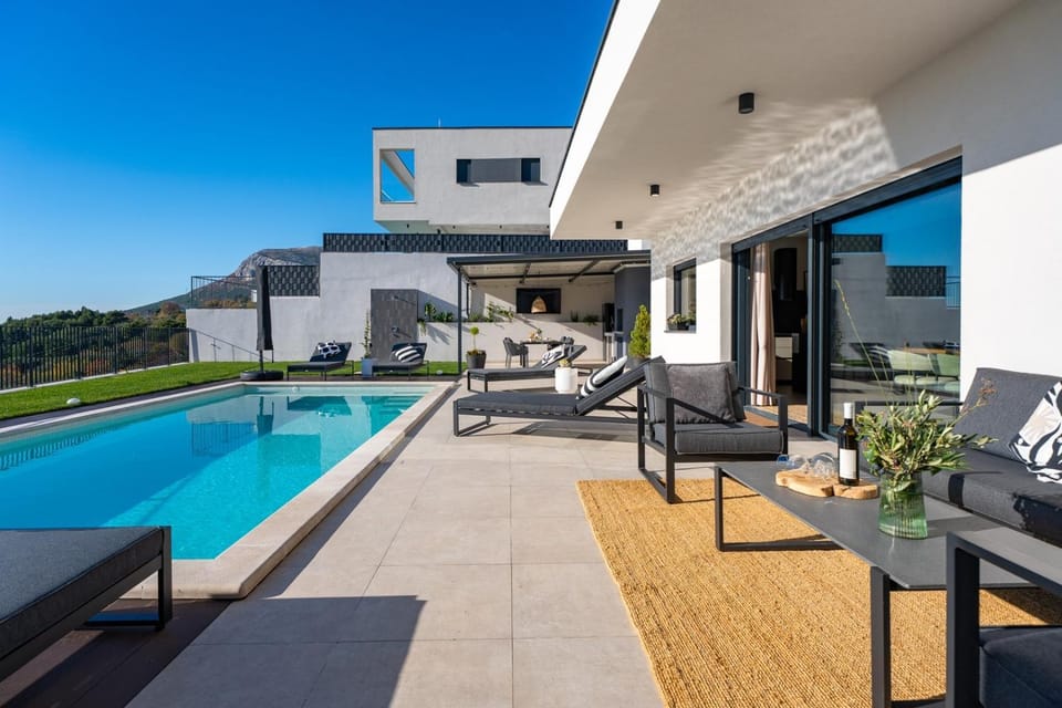 Property building, Garden, Swimming pool