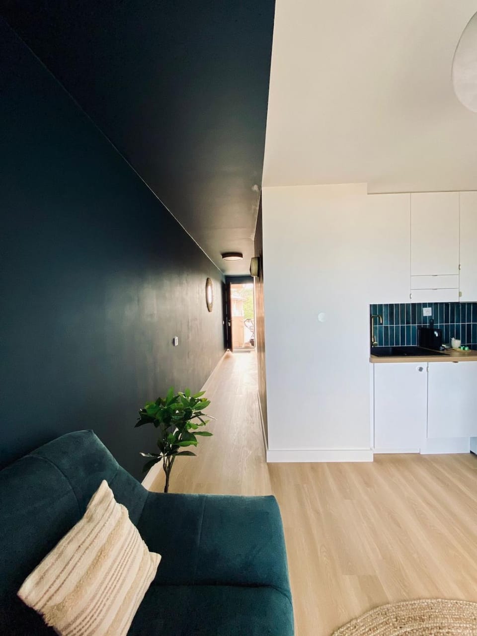 Kitchen or kitchenette, internet