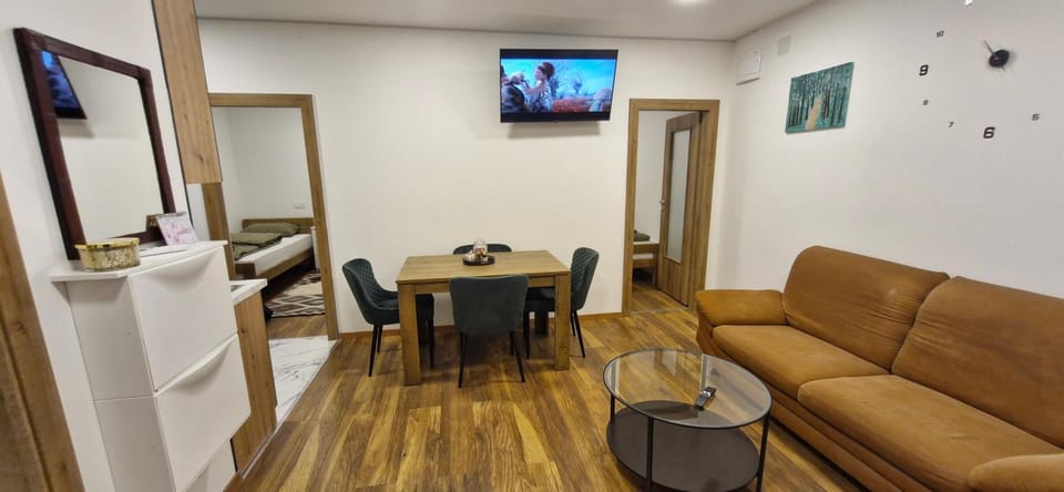 TV and multimedia, Living room, Seating area, Dining area