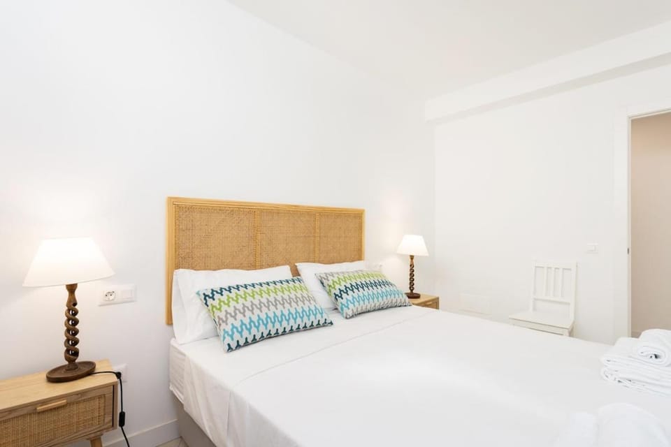 Photo of the whole room, Bedroom