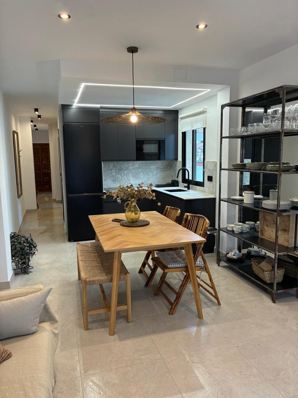 Kitchen or kitchenette, Dining area