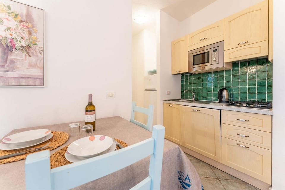 Decorative detail, Dining area, microwave, oven, kitchen