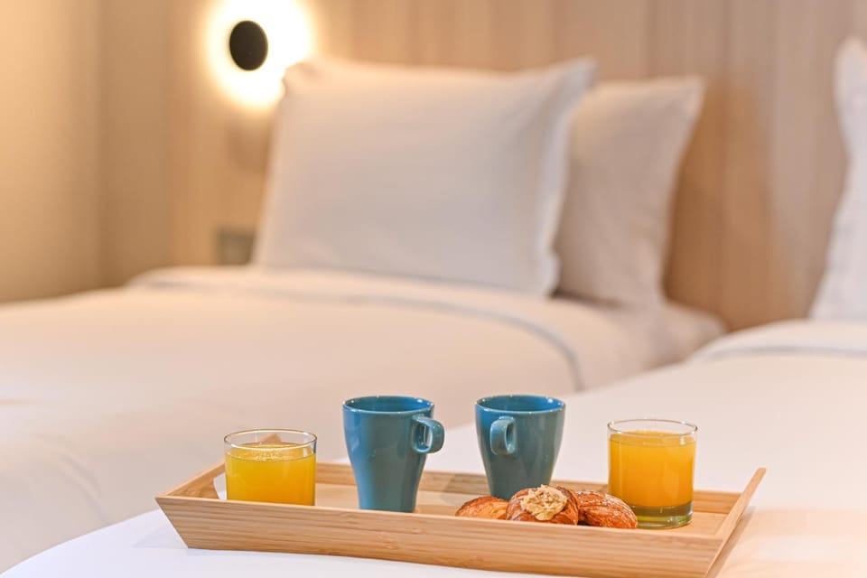Food and drinks, Bedroom, Drinks