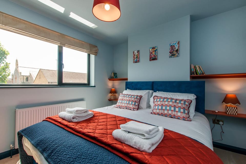 Chic Seaside Escape - Steps to Viking Bay & Town House in Broadstairs
