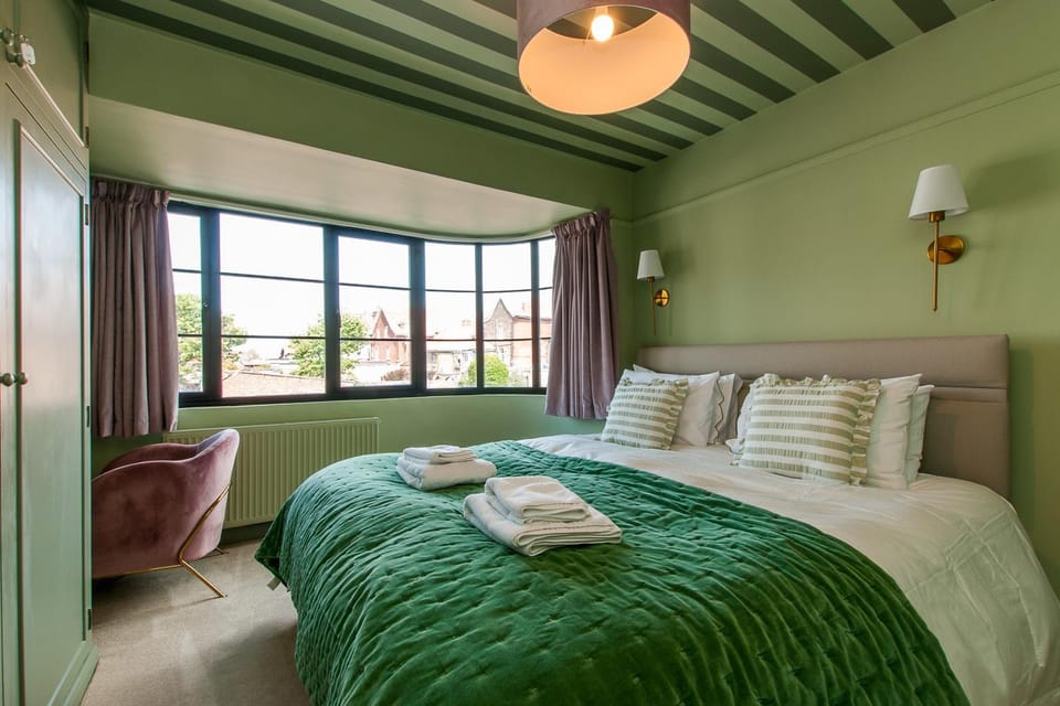 Chic Seaside Escape - Steps to Viking Bay & Town House in Broadstairs