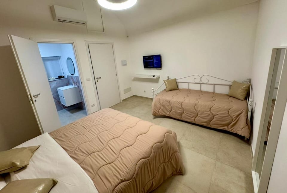 TV and multimedia, Photo of the whole room, Bedroom, air conditioner