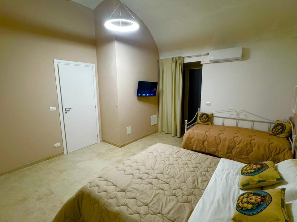 Bed, TV and multimedia, Photo of the whole room, Evening entertainment, Bedroom, air conditioner