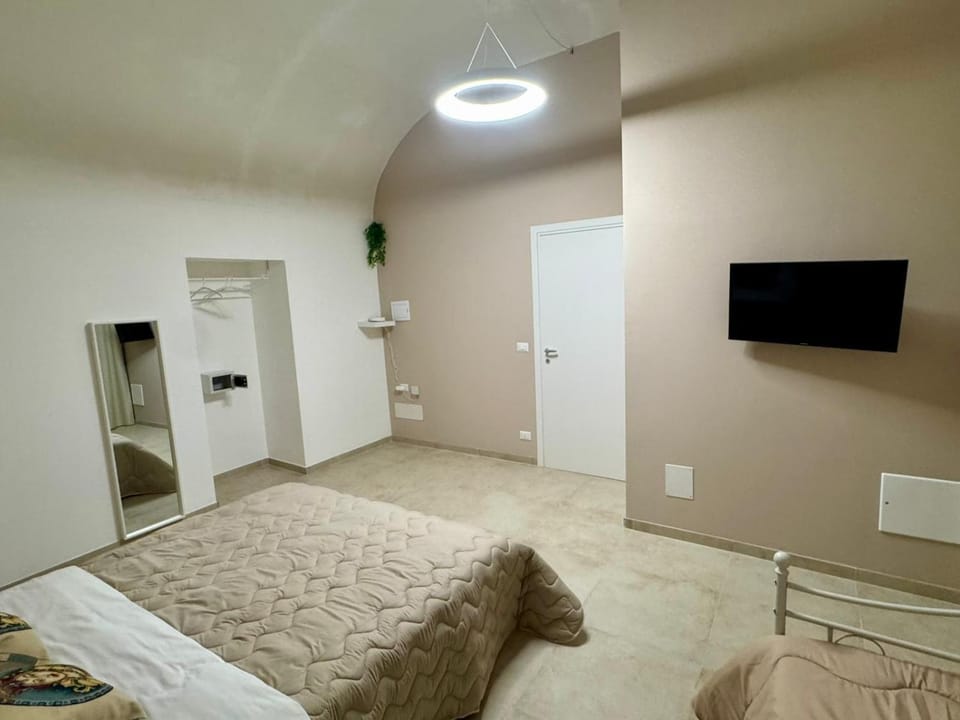 Bed, TV and multimedia, Photo of the whole room, Evening entertainment, Bedroom
