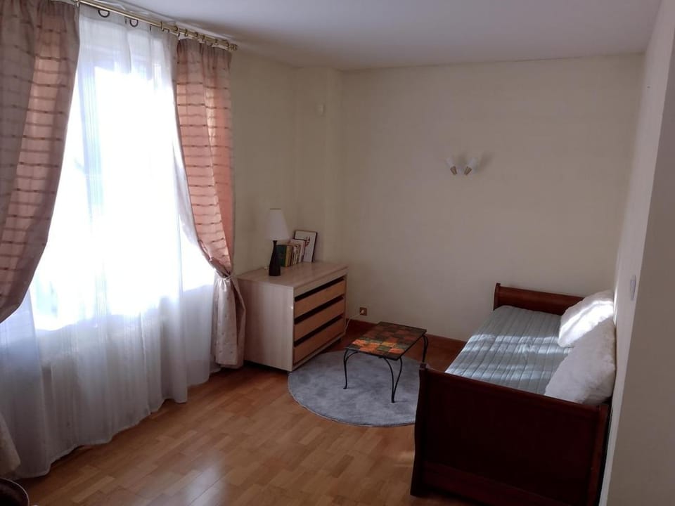 Bed, Seating area