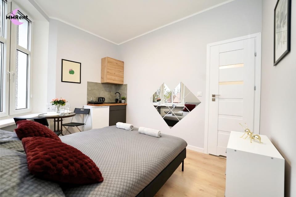 Bed, Kitchen or kitchenette, Photo of the whole room, Dining area, Bedroom