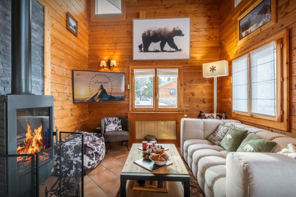 Summer, TV and multimedia, Living room, Seating area