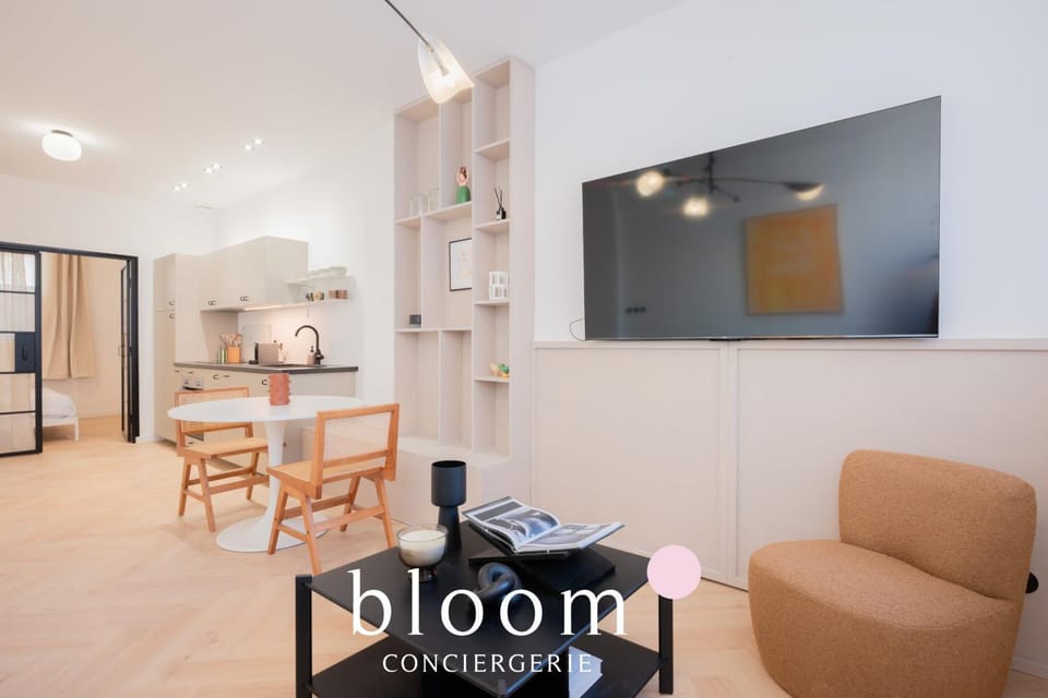 TV and multimedia, Kitchen or kitchenette, Living room, Seating area, Dining area