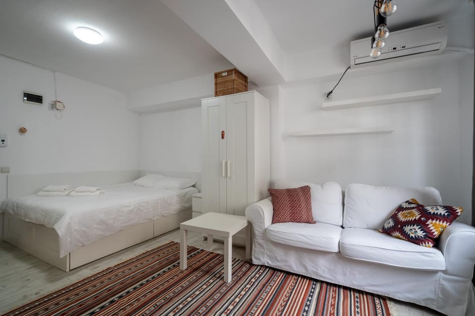 Bed, Living room, Seating area, Bedroom, towels
