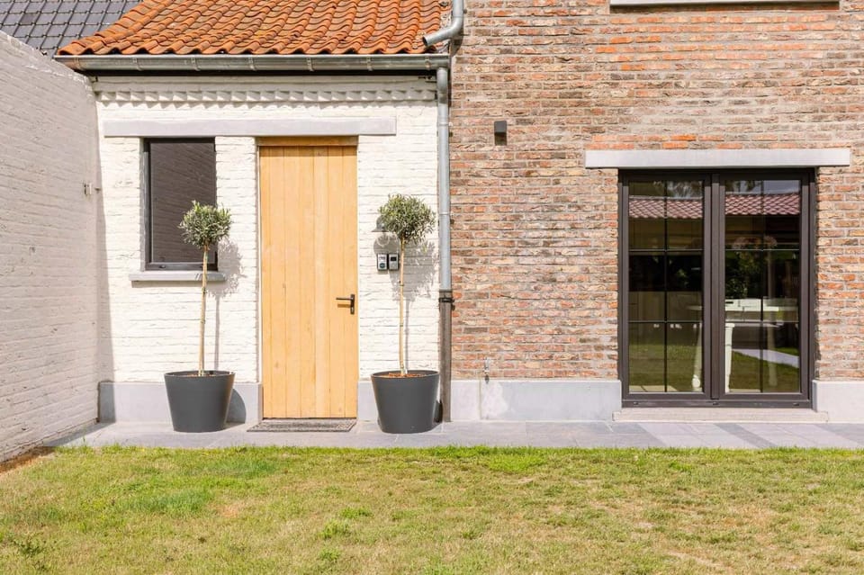 Property building, Facade/entrance, Day, Garden