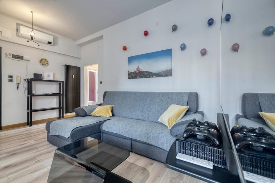 TV and multimedia, Living room, Seating area, air conditioner