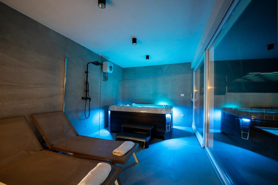 Hot Tub, Seating area
