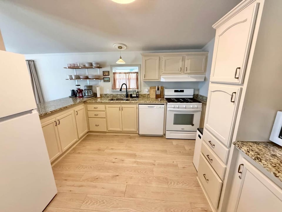 Cranberry Cottage House in Jamestown Township