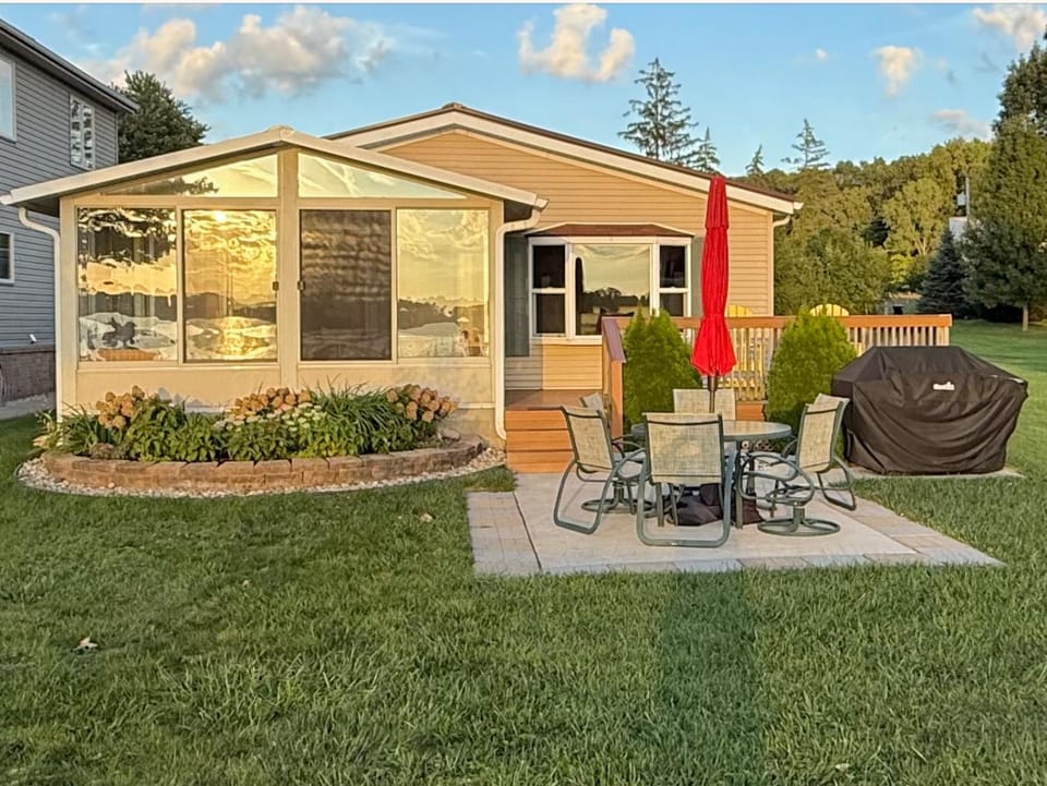Cranberry Cottage House in Jamestown Township