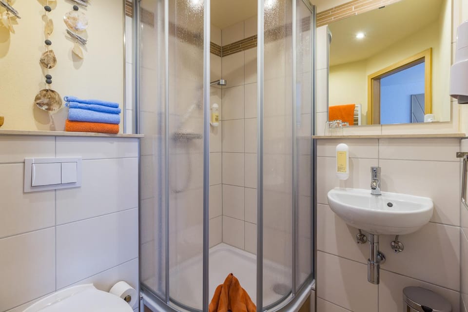Shower, Toilet, Bathroom, towels