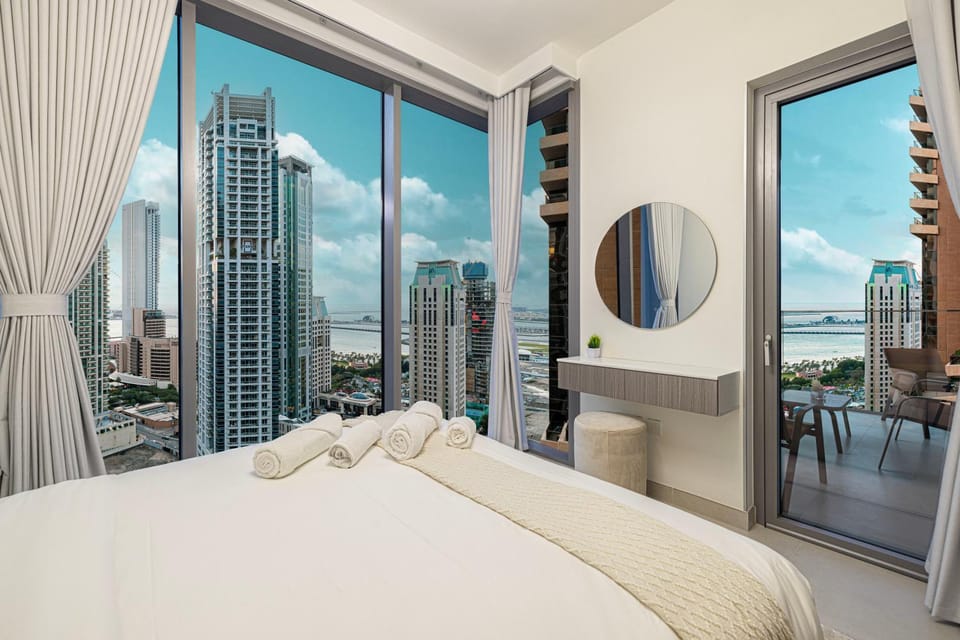 Bedroom, City view