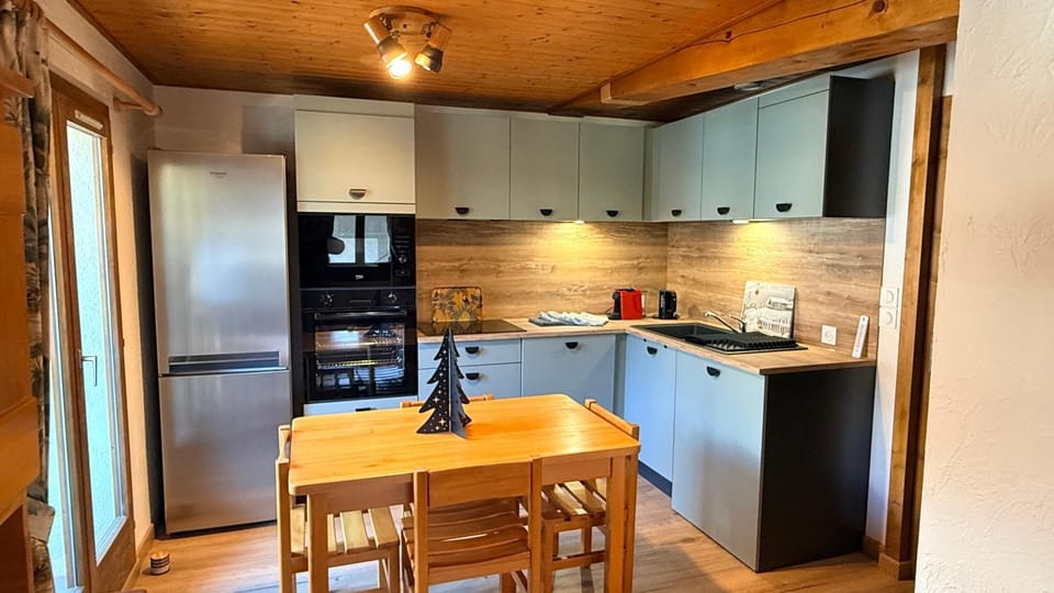 Coffee/tea facilities, Kitchen or kitchenette, dishwasher, oven, stove