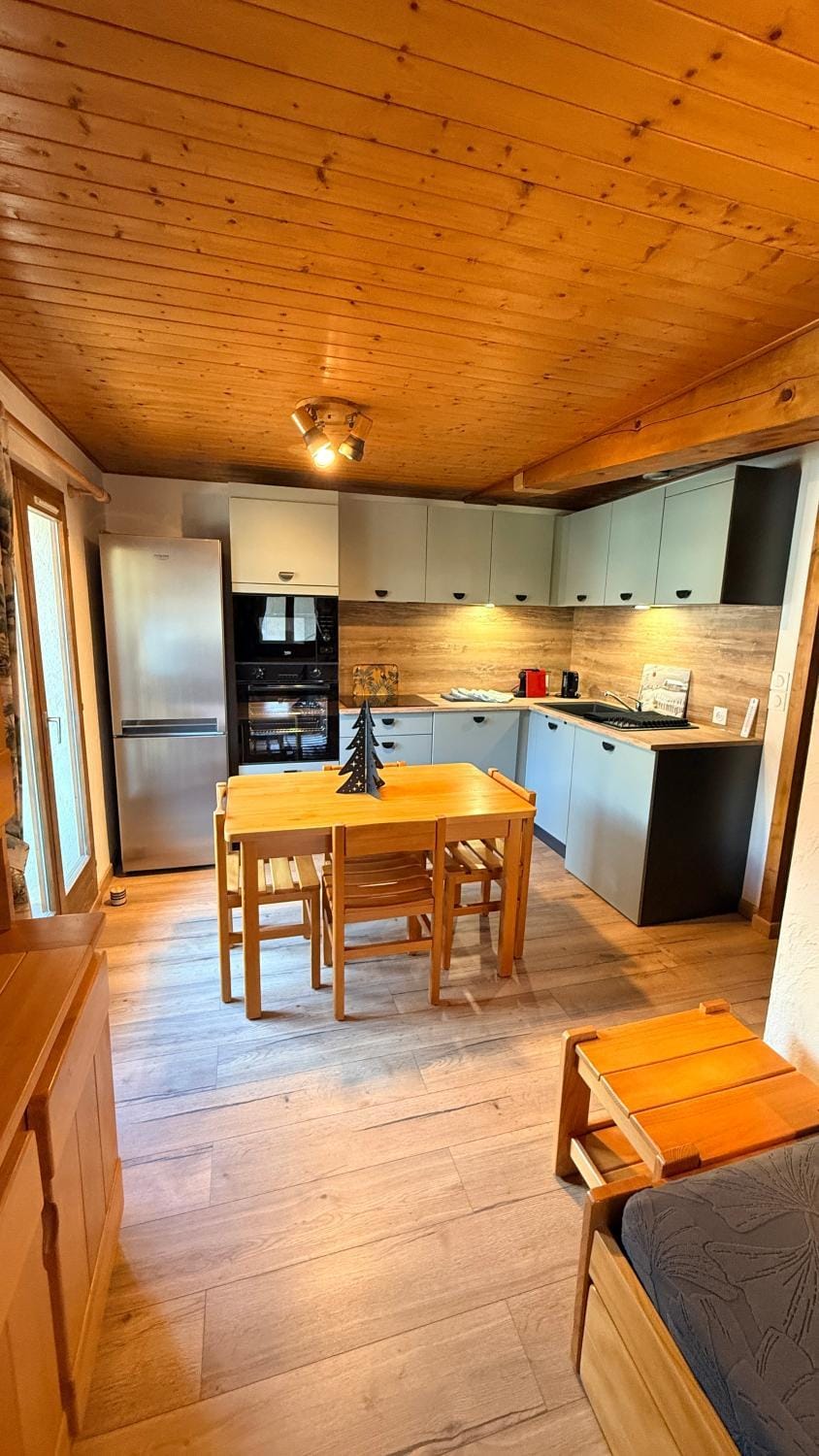 Kitchen or kitchenette, Dining area, dishwasher, oven, stove