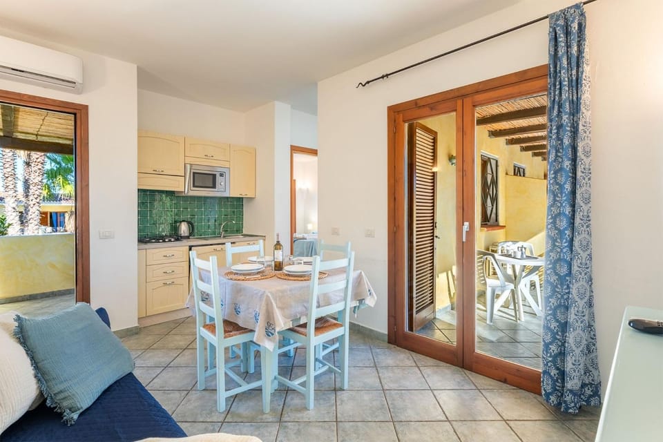 Dining area, microwave, oven
