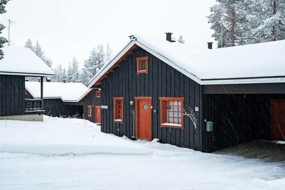 Property building, Facade/entrance, Neighbourhood, Winter, Parking