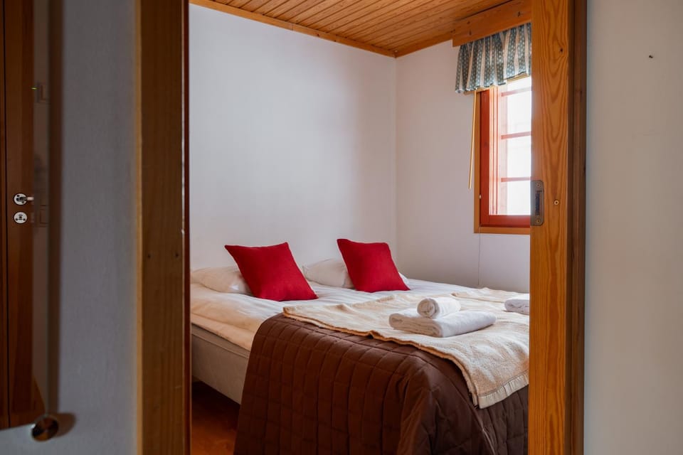 Bed, Bedroom, heating, internet, towels