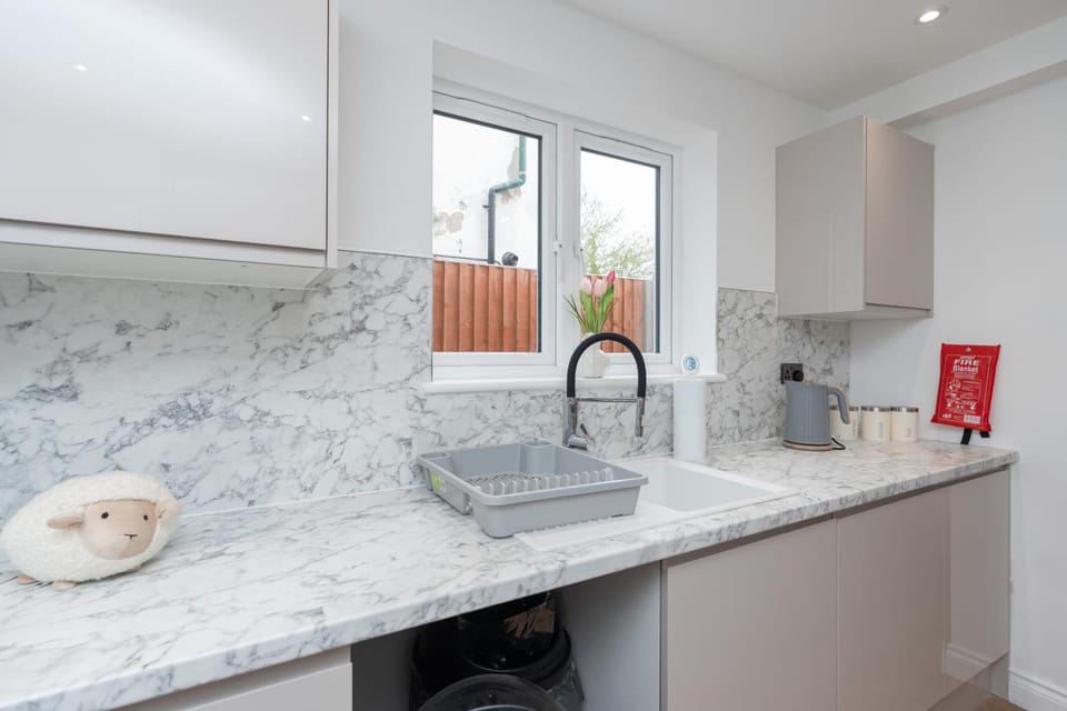 Open Mind Property- Bognor Bliss, Hot Tub & Parking Apartment in Bognor Regis