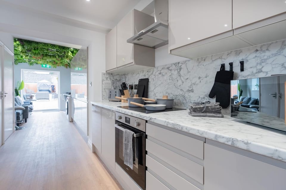 Open Mind Property- Bognor Bliss, Hot Tub & Parking Apartment in Bognor Regis