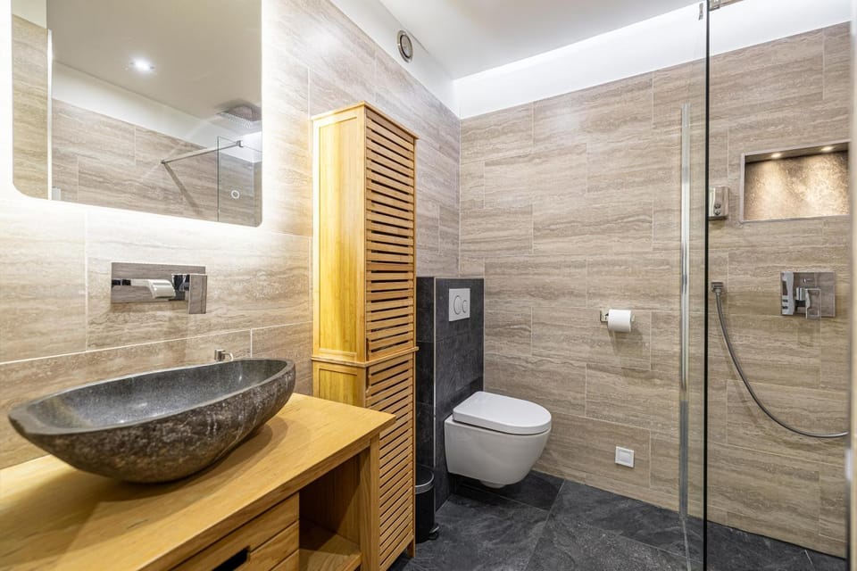 Shower, Toilet