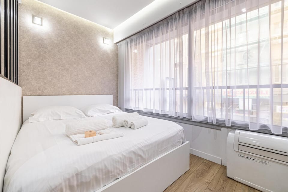 Bedroom, towels, air conditioner