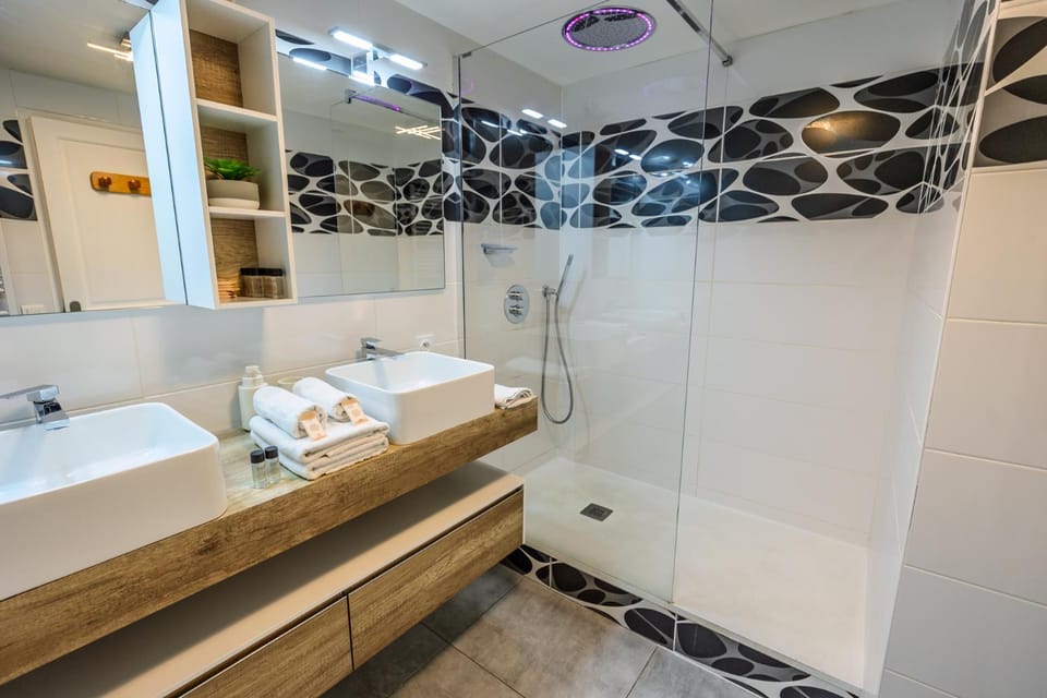 Shower, Bathroom, towels