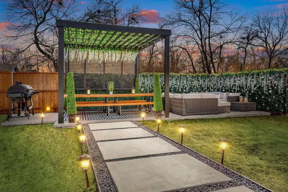 Queen's Landing Luxe New Glam Home in Dallas House in Dallas