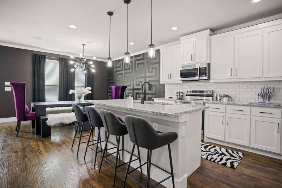 Queen's Landing Luxe New Glam Home in Dallas House in Dallas