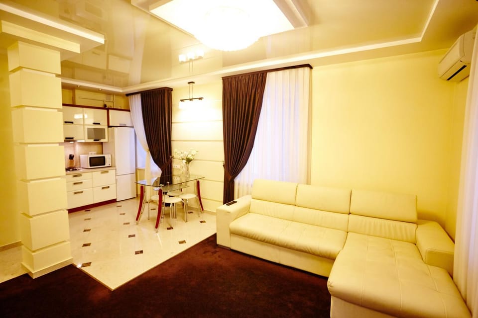 Kitchen or kitchenette, Living room, Photo of the whole room, Decorative detail, Seating area, Dining area